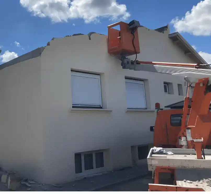 Nacelle contre la façade d’une maison en cours de démolition par MJ Démolition, entreprise de démolition à Lyon